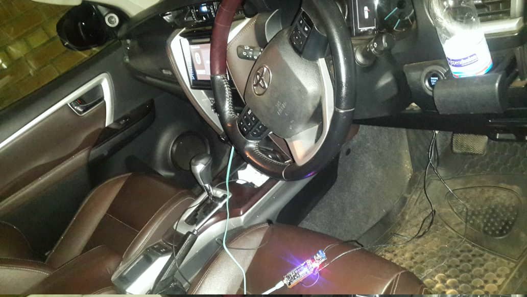 Device connected to a vehicle CAN bus